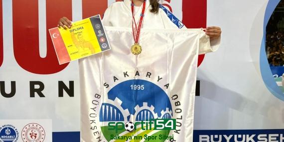 Büyükşehirli Serra nefes kesen mücadelede Türkiye şampiyonluğuna uzandı