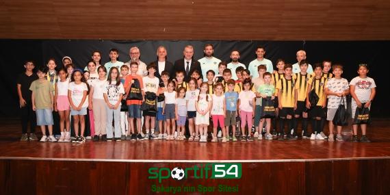 Serdivan Belediyesi Yaz Spor Okulları Açıldı  Çocuklar ve Aileler Açılış Töreninde Buluştu