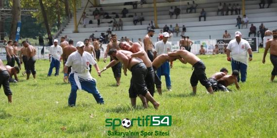 Akbalık Yağlı Güreşleri’nde 600 pehlivan ter döküyor